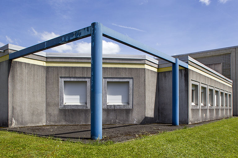 Vue rapprochée de l'angle nord-ouest du bâtiment dédié aux métiers de la construction.  © Sonia Dourlot / Région Bourgogne-Franche-Comté, Inventaire du patrimoine - 2014