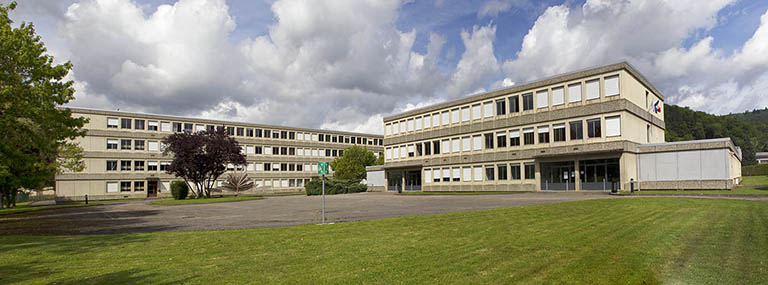 La cour, entre l'externat et la façade antérieure est de l'internat. © Sonia Dourlot / Région Bourgogne-Franche-Comté, Inventaire du patrimoine - 2014