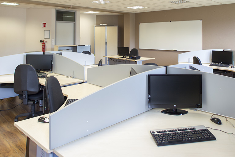 Salle pédagogique tertiaire dans l'internat.  © Sonia Dourlot / Région Bourgogne-Franche-Comté, Inventaire du patrimoine - 2014