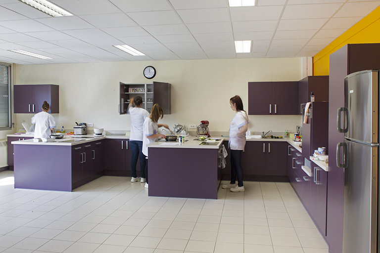 Salle pédagogique assistant technique en milieu familial et collectif.  © Sonia Dourlot / Région Bourgogne-Franche-Comté, Inventaire du patrimoine - 2014