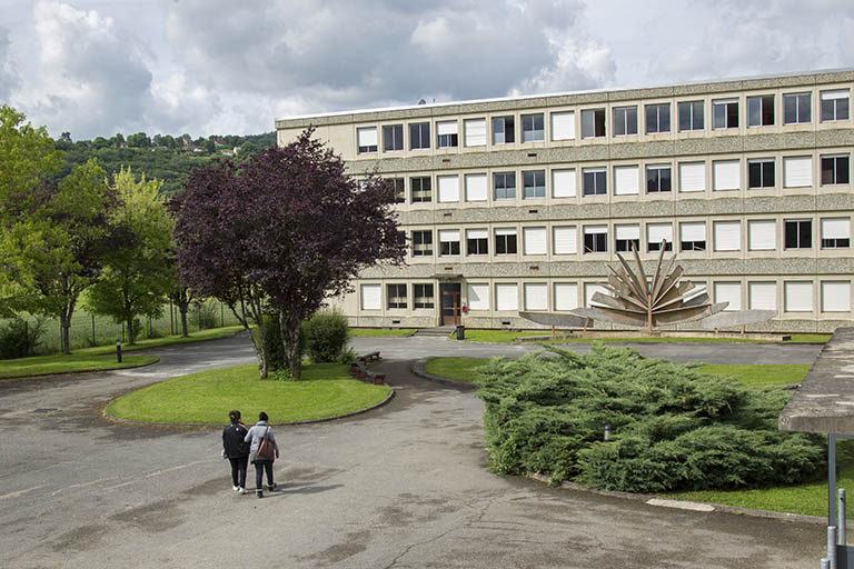 La cour devant la façade antérieure est de l'internat et sa sculpture. © Sonia Dourlot / Région Bourgogne-Franche-Comté, Inventaire du patrimoine - 2014