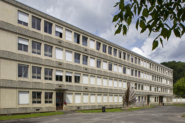 Façade antérieure est de l'internat et sa sculpture. © Sonia Dourlot / Région Bourgogne-Franche-Comté, Inventaire du patrimoine - 2014