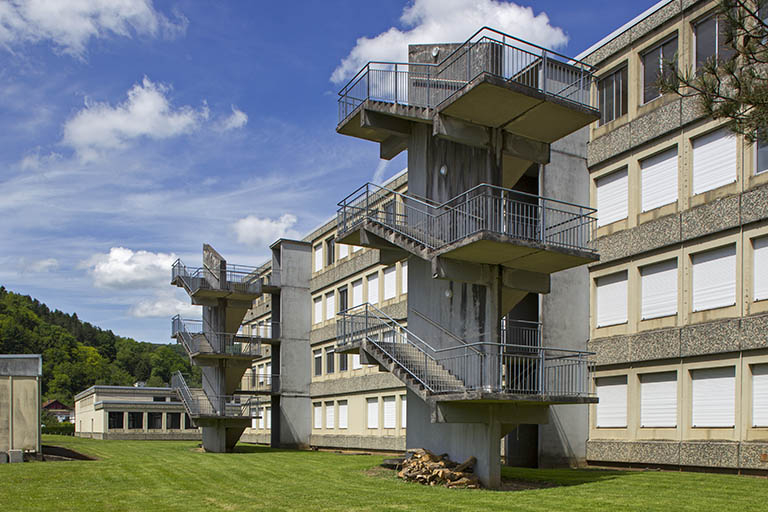 Les deux escaliers de secours sur la façade postérieure ouest de l'internat, vus du sud. © Sonia Dourlot / Région Bourgogne-Franche-Comté, Inventaire du patrimoine - 2014