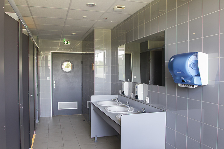 Salle de douches d'internat. © Sonia Dourlot / Région Bourgogne-Franche-Comté, Inventaire du patrimoine - 2014