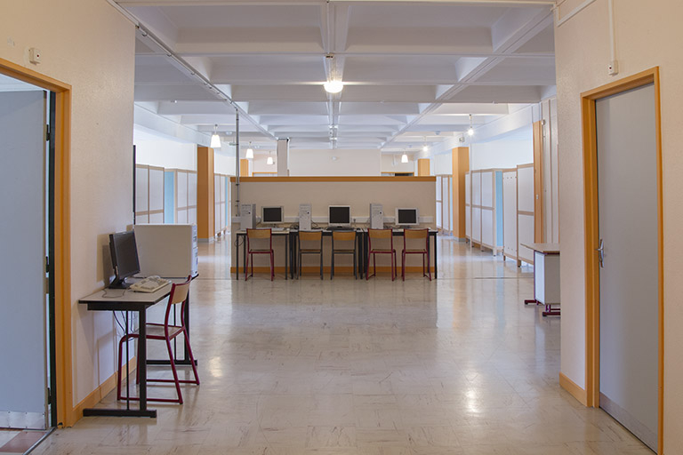 Salles d'informatique dans l'internat. © Sonia Dourlot / Région Bourgogne-Franche-Comté, Inventaire du patrimoine - 2014