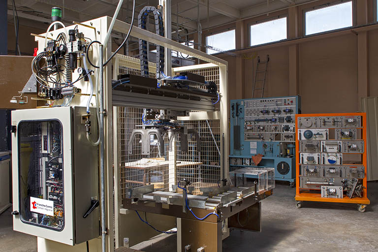 Intérieur de l'atelier dédié aux métiers de la maintenance.  © Sonia Dourlot / Région Bourgogne-Franche-Comté, Inventaire du patrimoine - 2014
