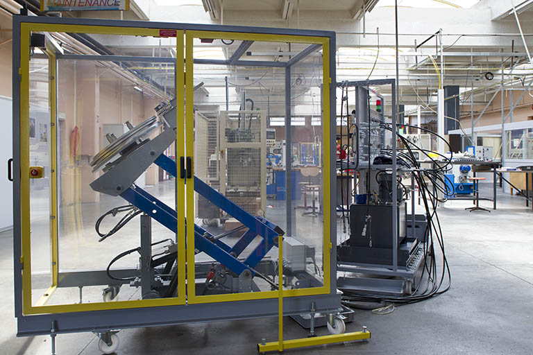 Intérieur de l'atelier dédié aux métiers de la maintenance.  © Sonia Dourlot / Région Bourgogne-Franche-Comté, Inventaire du patrimoine - 2014