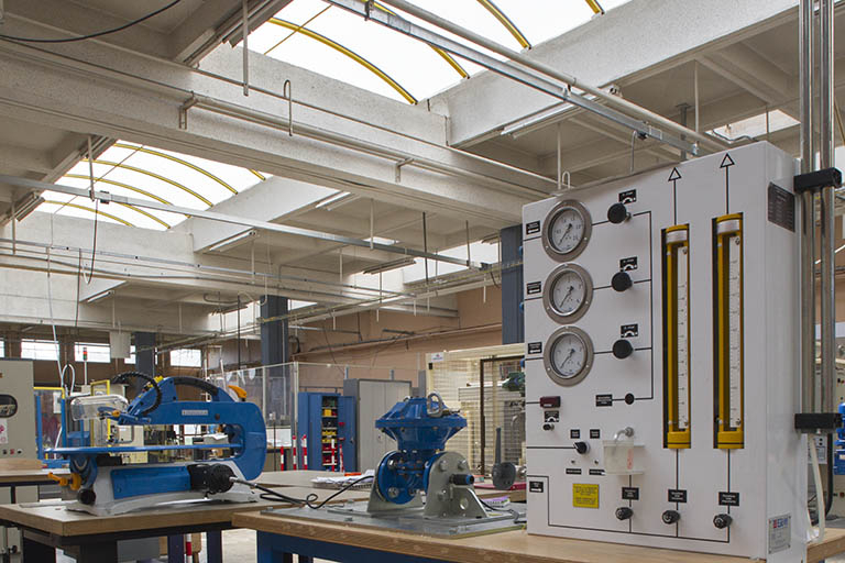 Intérieur de l'atelier dédié aux métiers de la maintenance.  © Sonia Dourlot / Région Bourgogne-Franche-Comté, Inventaire du patrimoine - 2014