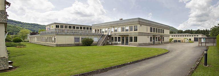 Vues d'ensemble du nord-est à côté des logements : la restauration, l'administration, l'atelier de maintenance. © Sonia Dourlot / Région Bourgogne-Franche-Comté, Inventaire du patrimoine - 2014