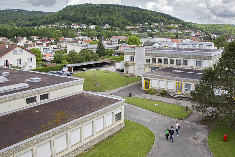 Depuis l'internat, vue de l'angle est de l'atelier de maintenance, la restauration et l'externat. © Sonia Dourlot / Région Bourgogne-Franche-Comté, Inventaire du patrimoine - 2014