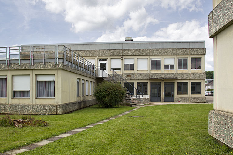 Vue rapprochée de la restauration, depuis les logements. © Sonia Dourlot / Région Bourgogne-Franche-Comté, Inventaire du patrimoine - 2014