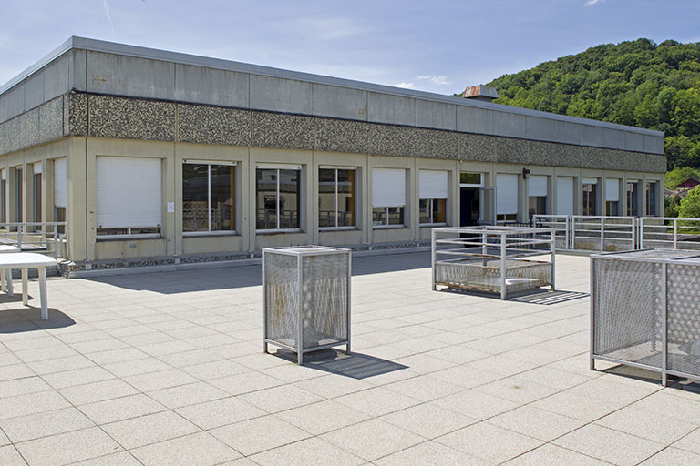 Sur la terrasse de la restauration. © Sonia Dourlot / Région Bourgogne-Franche-Comté, Inventaire du patrimoine - 2014