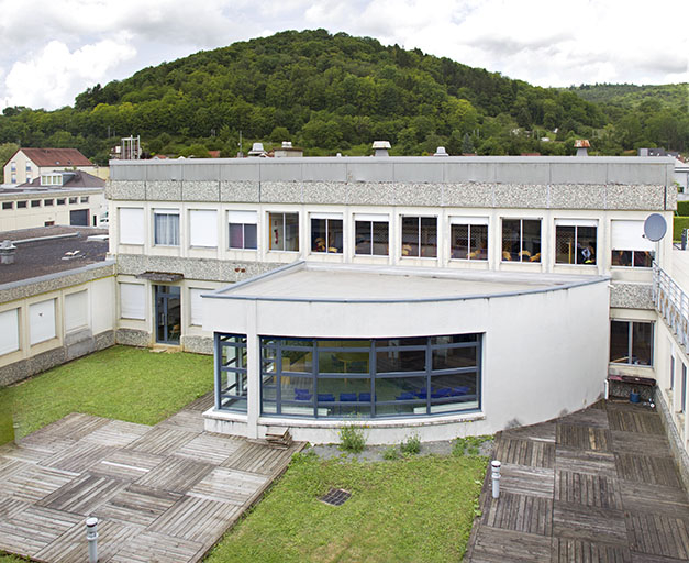 Vue sur la cour intérieure des bâtiments d'externat et de restauration. © Sonia Dourlot / Région Bourgogne-Franche-Comté, Inventaire du patrimoine - 2014