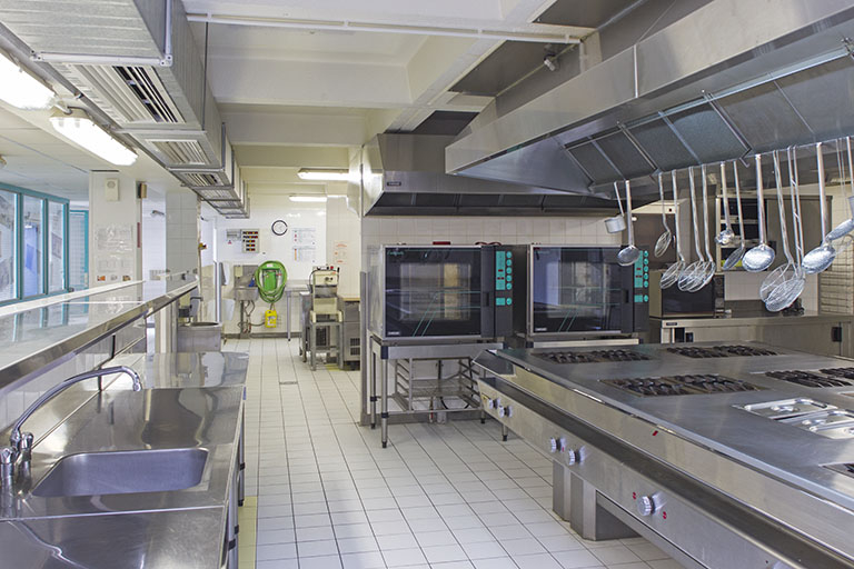 Cuisine pédagogique dans le bâtiment d'enseignement bio services. © Sonia Dourlot / Région Bourgogne-Franche-Comté, Inventaire du patrimoine - 2014