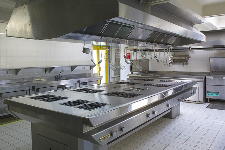 Cuisine pédagogique dans le bâtiment d'enseignement bio services. © Sonia Dourlot / Région Bourgogne-Franche-Comté, Inventaire du patrimoine - 2014