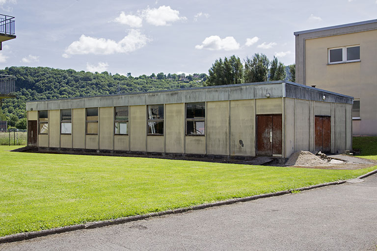 Dernier préfabriqué provisoirement encore en place, à usage de stockage. © Sonia Dourlot / Région Bourgogne-Franche-Comté, Inventaire du patrimoine - 2014