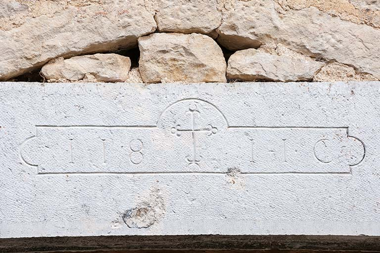 Détail d'un linteau de la façade sud. © Jérôme Mongreville / Région Bourgogne-Franche-Comté, Inventaire du patrimoine - 2014