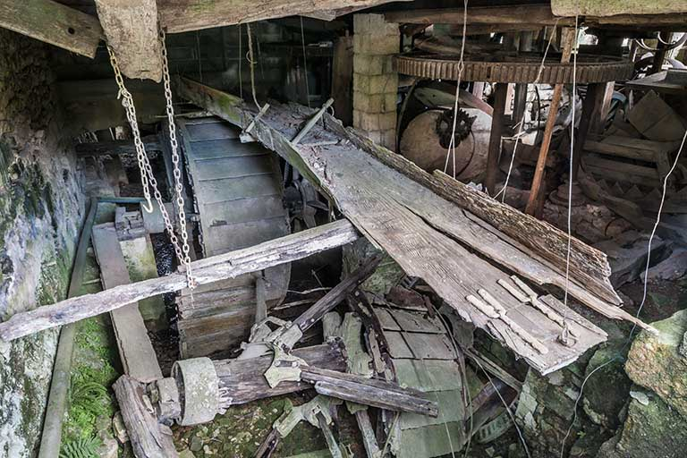 Vue plongeante sur la partie motrice : vestiges de deux roues hydrauliques et de la huche d'amenée. © Jérôme Mongreville / Région Bourgogne-Franche-Comté, Inventaire du patrimoine - 2014