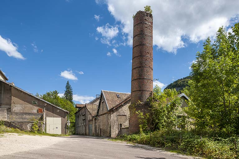 Vue des bâtiments du moulin depuis l'ouest. © Jérôme Mongreville / Région Bourgogne-Franche-Comté, Inventaire du patrimoine - 2014