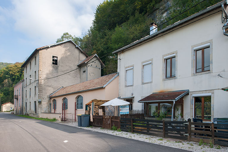 Les bâtiments industriels et un logement depuis le sud. © Jérôme Mongreville / Région Bourgogne-Franche-Comté, Inventaire du patrimoine - 2014