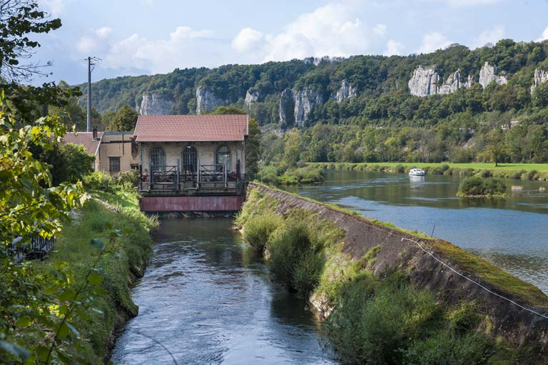 Vue depuis le canal d'amenée. © Jérôme Mongreville / Région Bourgogne-Franche-Comté, Inventaire du patrimoine - 2014