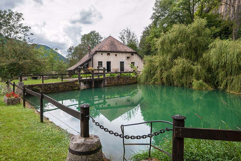 La source et le moulin depuis le nord-est. © Jérôme Mongreville / Région Bourgogne-Franche-Comté, Inventaire du patrimoine - 2014