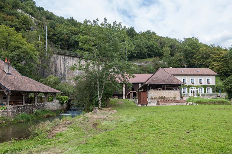 Vue rapprochée des dépendances et du moulin depuis le sud-ouest. © Jérôme Mongreville / Région Bourgogne-Franche-Comté, Inventaire du patrimoine - 2014