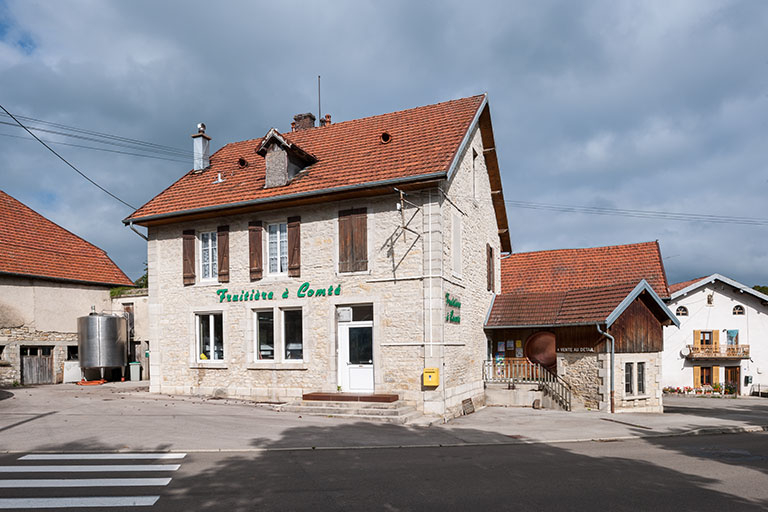Vue de trois quarts droite. © Jérôme Mongreville / Région Bourgogne-Franche-Comté, Inventaire du patrimoine - 2014