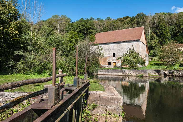 Bâtiment du haut fourneau depuis le vannage de l'ancien atelier de forge. © Jérôme Mongreville / Région Bourgogne-Franche-Comté, Inventaire du patrimoine - 2014