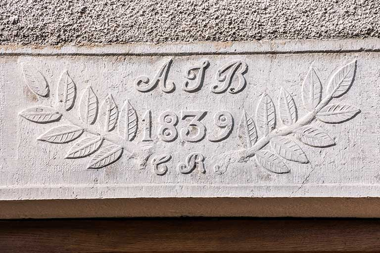 Détail du linteau de la porte (façade ouest). © Jérôme Mongreville / Région Bourgogne-Franche-Comté, Inventaire du patrimoine - 2014