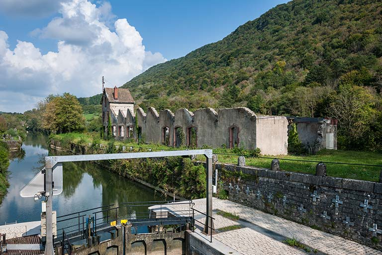 Vue d'ensemble depuis la porte aval de l'écluse. © Jérôme Mongreville / Région Bourgogne-Franche-Comté, Inventaire du patrimoine - 2014