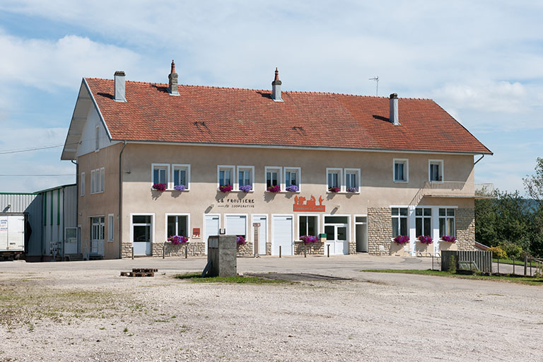 Vue d'ensemble depuis l'ouest. © Jérôme Mongreville / Région Bourgogne-Franche-Comté, Inventaire du patrimoine - 2014