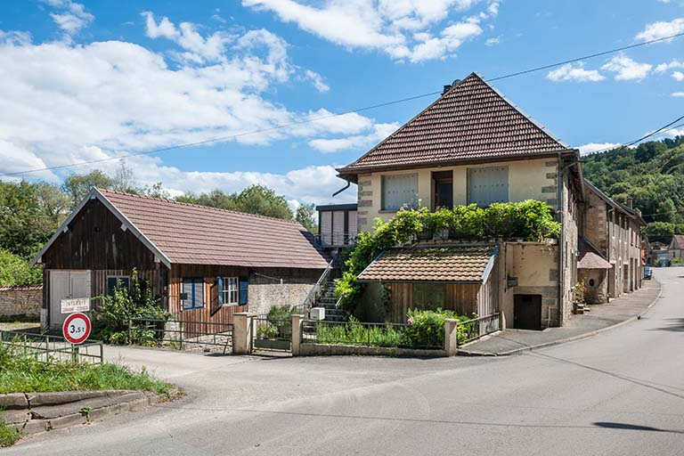 Vue d'ensemble depuis le nord-ouest. © Jérôme Mongreville / Région Bourgogne-Franche-Comté, Inventaire du patrimoine - 2014