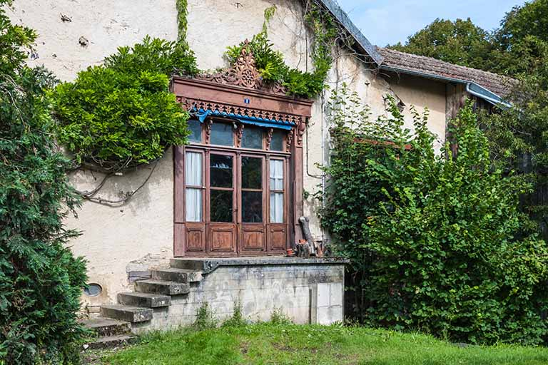 Façade sud. Devanture ouvragée de l'atelier à l'étage. © Jérôme Mongreville / Région Bourgogne-Franche-Comté, Inventaire du patrimoine - 2014