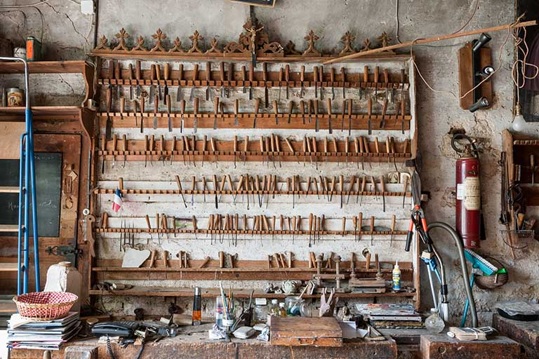 Râtelier et établi contre le mur sud. © Jérôme Mongreville / Région Bourgogne-Franche-Comté, Inventaire du patrimoine - 2014