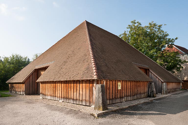 Vue de trois quarts depuis le chemin de Roche. © Jérôme Mongreville / Région Bourgogne-Franche-Comté, Inventaire du patrimoine - 2014
