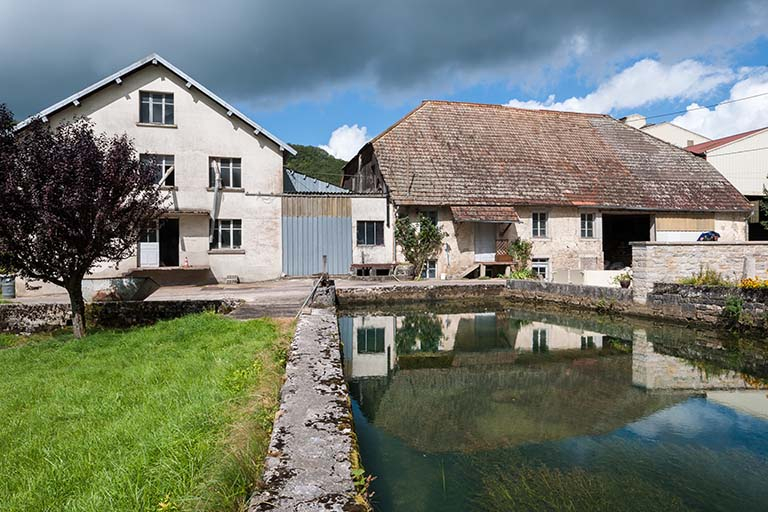 Le moulin depuis le bief d'amenée. © Jérôme Mongreville / Région Bourgogne-Franche-Comté, Inventaire du patrimoine - 2014