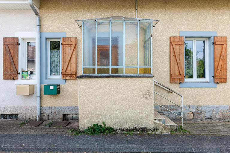 Rue de la 3e Cité. Détail d'une entrée d'un logement. © Jérôme Mongreville / Région Bourgogne-Franche-Comté, Inventaire du patrimoine - 2014