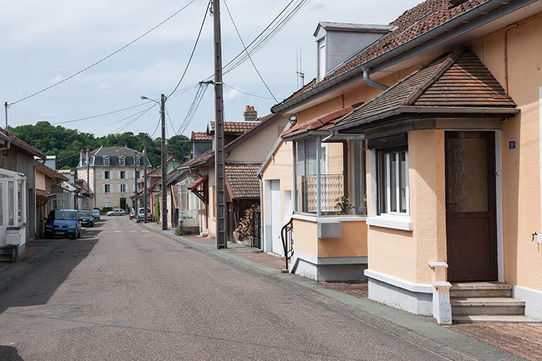 Vue depuis le haut de la rue de la Cité immobilière.  © Jérôme Mongreville / Région Bourgogne-Franche-Comté, Inventaire du patrimoine - 2014