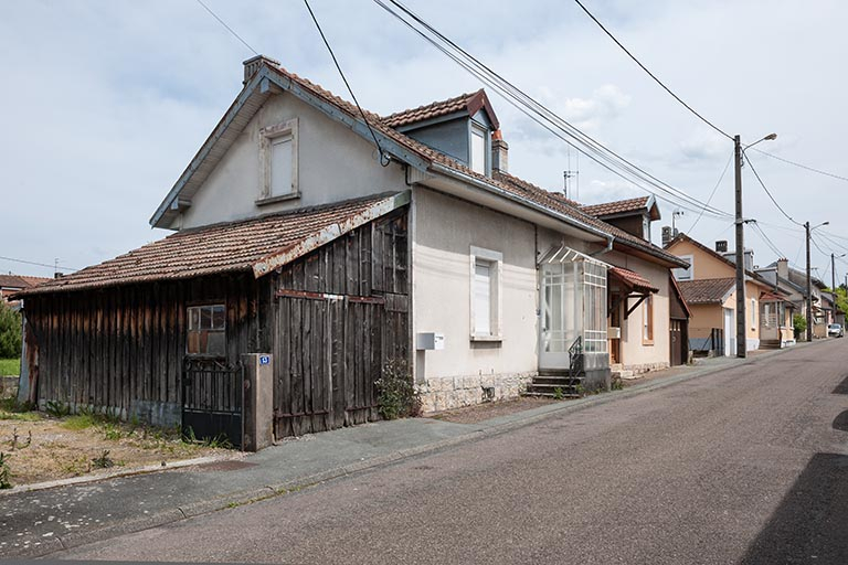 Alignement de maisons jumelées rue de la Cité immobilière. © Jérôme Mongreville / Région Bourgogne-Franche-Comté, Inventaire du patrimoine - 2014