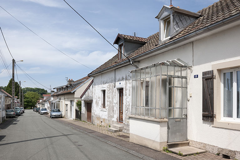 Alignement de maisons au nord de la rue de la cité Meiner. © Jérôme Mongreville / Région Bourgogne-Franche-Comté, Inventaire du patrimoine - 2014