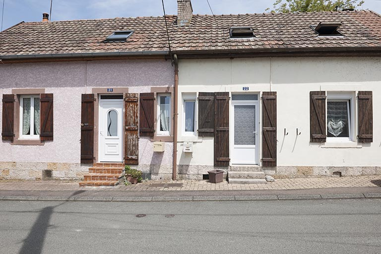 Façade antérieure d'une maison jumelée rue de la cité Meiner. © Jérôme Mongreville / Région Bourgogne-Franche-Comté, Inventaire du patrimoine - 2014