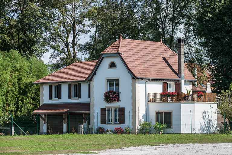 Conciergerie vue de trois quarts droite. © Jérôme Mongreville / Région Bourgogne-Franche-Comté, Inventaire du patrimoine - 2014
