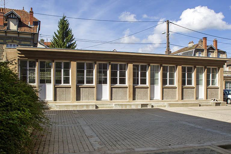 Garages : façade antérieure du corps de bâtiment au sud-ouest. © Sonia Dourlot / Région Bourgogne-Franche-Comté, Inventaire du patrimoine - 2014 Garages : façade antérieure du corps de bâtiment au sud-ouest. © Sonia Dourlot / Région Bourgogne-Franche-Comté, Inventaire du patrimoine - 2014