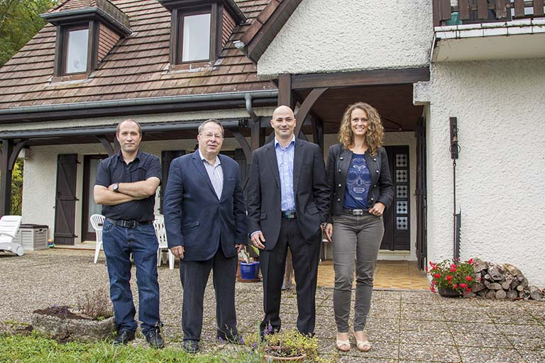La famille Dodane. De gauche à droite : Florian, Laurent, Cédric et sa femme Elodie. © Sonia Dourlot / Région Bourgogne-Franche-Comté, Inventaire du patrimoine - 2014 La famille Dodane. De gauche à droite : Florian, Laurent, Cédric et sa femme Elodie. © Sonia Dourlot / Région Bourgogne-Franche-Comté, Inventaire du patrimoine - 2014