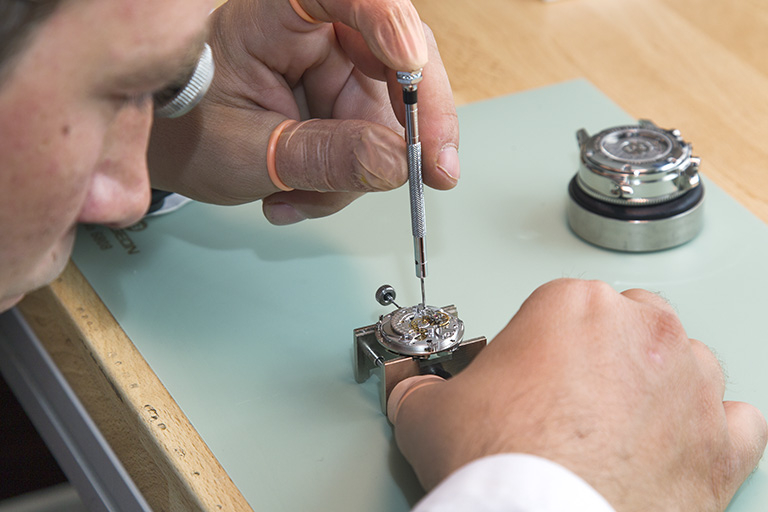 Montage d'une montre par Florian Dodane. © Sonia Dourlot / Région Bourgogne-Franche-Comté, Inventaire du patrimoine - 2014 Montage d'une montre par Florian Dodane. © Sonia Dourlot / Région Bourgogne-Franche-Comté, Inventaire du patrimoine - 2014