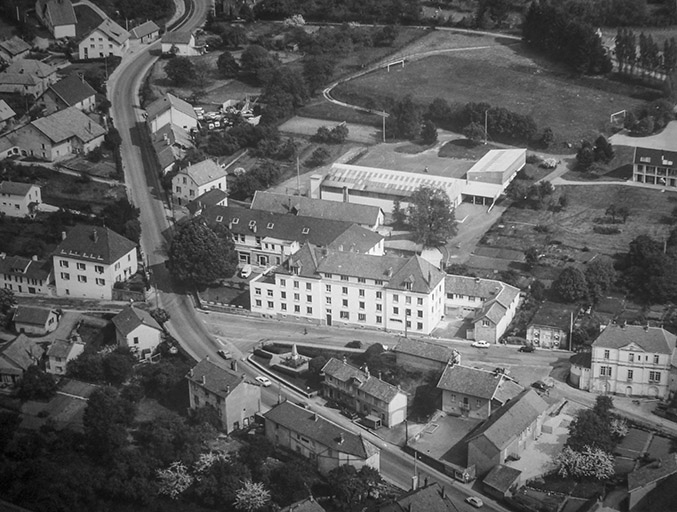 Vue aérienne du site avec notamment l'ancienne piscine et l'ancien gymnase (entre 1979 et 1989.)  © Jérôme  Mongreville (reproduction) / Région Bourgogne-Franche-Comté, Inventaire du patrimoine - 2014