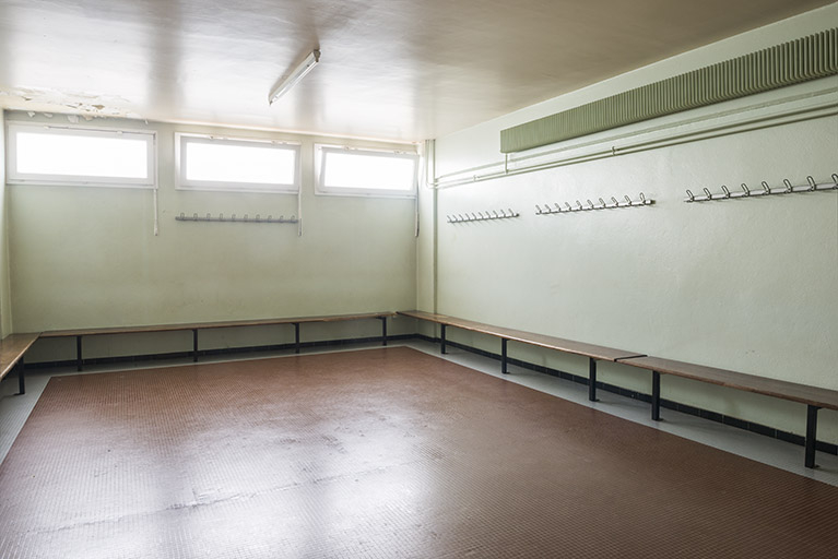 Vue intérieure d'un vestaire du gymnase.  © Mary Ruffinoni / Région Bourgogne-Franche-Comté, Inventaire du patrimoine - 2014
