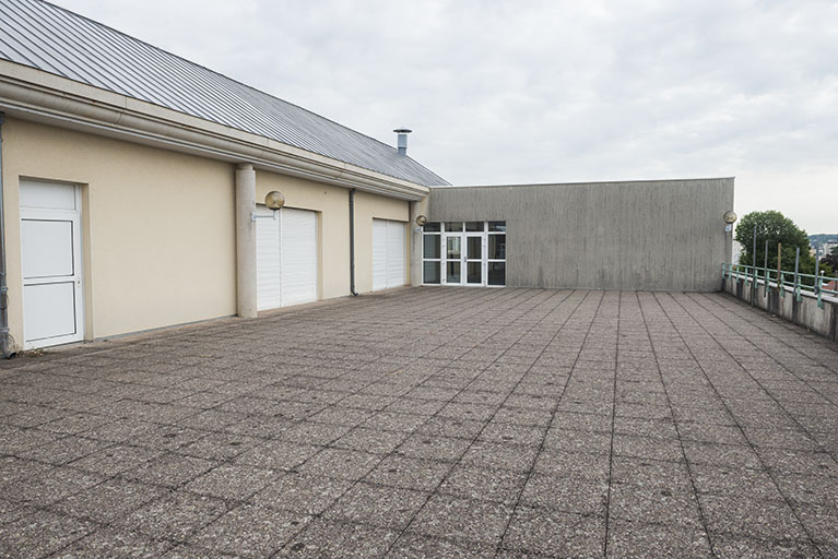 Terrasse du bâtiment de l'angle sud-est (atelier, administration). © Mary Ruffinoni / Région Bourgogne-Franche-Comté, Inventaire du patrimoine - 2014