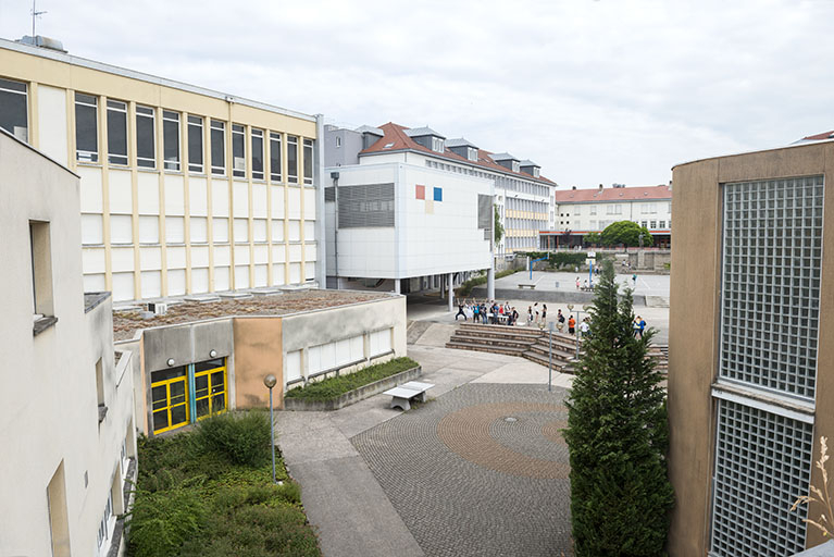 Depuis le sud, vue sur la cour et les bâtiments qui la bordent. © Mary Ruffinoni / Région Bourgogne-Franche-Comté, Inventaire du patrimoine - 2014